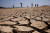 중국 장시성 루산 지역 포양 호수의 이달 24일 모습. 가뭄으로 말라버린 호수 위를 사람들이 걸어서 지나고 있다. [로이터=연합뉴스]