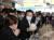이재명 더불어민주당 대표가 2일 오후 광주광역시 서구 양동시장에서 가게 상인에게 한과의 가격을 묻고 있다. [뉴스1]