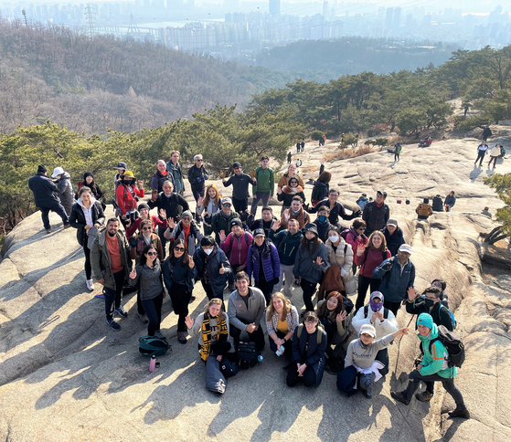 지난 2020년 2월 1일 아차산을 찾은 주한 외국인 아웃도어 모임(Climbing in Korea) 멤버들. 코로나19로 단체모임 제한 방침이 내려지기 전에 촬영한 이 사진도 게재를 2년 9개월이나 미루게 됐다. 김홍준 기자