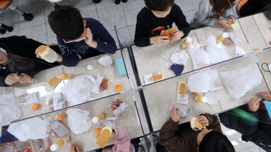 [사진] 학교 비정규직 파업, 밥 대신 빵 급식