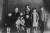 푸순(撫順)의 초등학교 졸업을 앞두고 동생들과 함께 부친과 기념 사진을 남긴 리샹란(뒷줄 가운데). [사진 김명호]