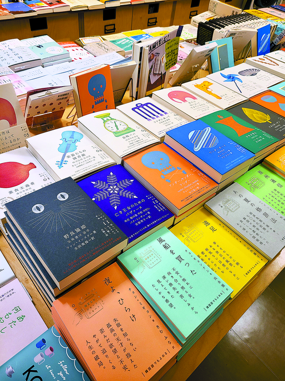 일본 도쿄에 있는 한국책 전문서점 ‘책거리’ 에 진열돼 있는 한국 소설 일본어판. [중앙포토]
