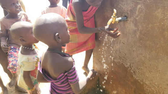 “20㎞ 걸어 물 긷던 삶서 해방” 케냐 아이들 수돗물에 웃음꽃