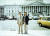 통역을 도와주었던 장호(오른쪽)씨와 함께 미국 워싱턴 의회의사당 앞에서. [사진 김동호]