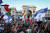 지난 9월 11일 이탈리아 밀라노 두오모 광장에서 열린 총선 유세에서 극우 정당인 ‘이탈리아 형제들’ 지지자들이 조르자 멜로니 대표의 연설에 환호하고 있다. [AFP=연합뉴스]