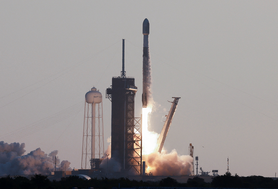 지난 5월 18일 플로리다의 케네디 우주센터에서 스페이스X가 53개의 스타링크 위성을 실은 팰컨9 로켓을 발사하고 있다. [로이터=연합뉴스]
