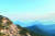 탕춘대성 위의 등산로에서 멀리 인왕산(오른쪽 산)과 백악산 사이의 자하문고개를 바라보는 등산객. 김홍준 기자