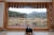 한쪽 벽 통창으로 월출산이 그림처럼 펼쳐지는 ‘이한영차문화원’ 한옥 공간. 김상선 기자