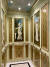 런던 리츠(Ritz) 호텔의 엘리베이터. 내부 벽에 손으로 유화를 그려 층을 이동하는 시간동안 좋은 미술 작품을 감상할 수 있다. [사진 박진배]