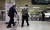 지난 6일 오후 서울 지하철 종로3가역에서 노인들이 개찰구를 향해 걷고 있다. [연합뉴스]
