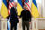 조 바이든 미국 대통령이 지난 20일(현지시간) 우크라이나 키이우를 방문해 볼로디미르 젤렌스키 우크라이나 대통령과 인사하고 있다. [로이터=연합뉴스]