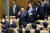 일본을 방문한 윤석열 대통령이 17일 오후 도쿄 게이오대에서 일본 학생들과 한국인 유학생들을 대상으로 ‘한·일 미래 세대 강연’을 하기 위해 입장하고 있다. [뉴시스]