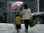지난 9일 오전 서울의 한 골목길에서 아이와 등원하고 있는 엄마의 뒷모습. [연합뉴스]