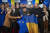 볼로디미르 젤렌스키 우크라이나 대통령이 2일(현지시간) 키이우에서 우르줄라 폰데어라이엔 유럽연합(EU) 집행위원장(왼쪽)과 함께 우크라이나 국기와 EU 깃발을 들어보이고 있다. [AP=연합뉴스]