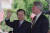 1998년 6월 미국을 국빈 방문한 김대중 전 대통령이 빌 클린턴 전 미국 대통령과 함께 백악관에서 열린 공식 환영식에 참석해 손을 흔들고 있다. [중앙포토]