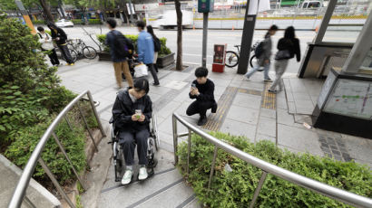 “휠체어 갈 수 있는 식당” 휠비 덕에 장애인 외출 쉬워진다                 