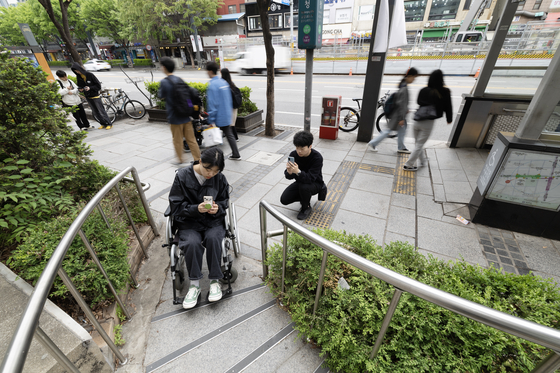 “휠체어 갈 수 있는 식당” 휠비 덕에 장애인 외출 쉬워진다 