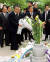 1999년 한국인 원폭 희생자 위령비에 헌화하는 오부치 게이조 당시 일본 총리. [중앙포토]