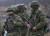 러시아 군인들이 우크라이나 군인인 것처럼 보이기 위해 군복에 러시아 국기와 휘장을 모두 떼어 냈다. [AP=연합뉴스]
