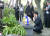패전일(8월 15일)을 이틀 앞둔 2013년 8월 13일 아베 신조 일본 총리가 고향 야마구치현으로 내려가 일본 우익의 정신적 영웅 요시다 쇼인 묘소를 참배하는 모습. [지지통신]