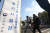 지난 4월 8일 서울 서초구 소재 한 학교에서 국가공무원 9급 공개경쟁채용 필기시험을 보려는 수험생들이 고사장으로 향하고 있다. [뉴스1]