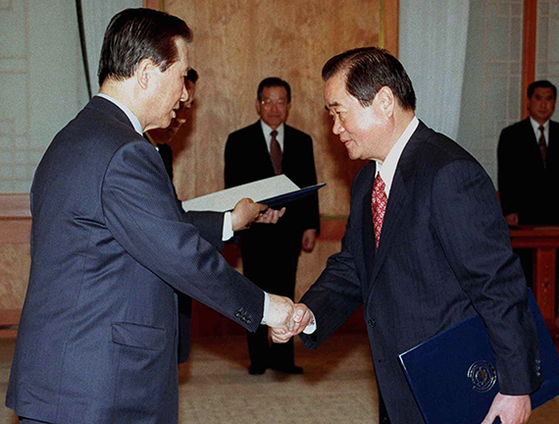 김대중 전 대통령이 1998년 3월 이종찬 신임 안기부장에게 임명장을 주고 있다. [중앙포토]