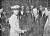 중앙일보 1979년 12월 3일자 ‘남기고 싶은 이야기들’에 실린 김안일 장군(왼쪽)과 위서방이 악수를 하는 사진. [중앙포토]