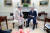 레이건 대통령과 1987년 백악관 집무실에서 만났을 때의 모습. [사진 열린책들]