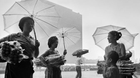 [사진의 기억] 소나기가 반가운 우산 장수