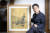 신문선 와우갤러리 명예관장이 자택에서 자신이 소장하고 있는 변시지 화백의 작품 ‘한라산’(63x53㎝)을 보여주고 있다. 최기웅 기자