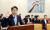 이동관 방송통신위원장 후보자가 18일 오전 서울 여의도 국회에서 열린 인사청문회에서 의원들 질의에 앞서 선서를 하고 있다. [뉴시스]