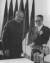 1958년 후스(오른쪽)의 중앙연구원 원장 취임식 참석차 연구원을 방문한 장제스. [사진 김명호]