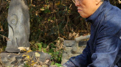 ‘나무’에 반해 교수직도 포기했다, 실험적 조각가 김윤신