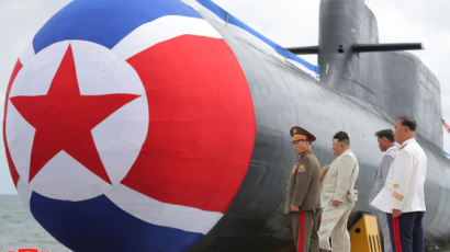 [사진] 북, 전술핵공격잠수함 공개