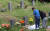 추석을 앞두고 휴일인 지난 9월 10일 부산 금정구 선두구동 영락공원에서 성묘객들이 조상의 묘를 찾아 이른 성묘를 하고 있다. 송봉근 기자