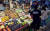 추석 연휴가 일주일 앞으로 다가온 지난 9월 21일 대전시 오정농수산물 도매시장을 찾은 시민들이 사과와 배, 포도 등 각종 과일을 고르고 있다. 프리랜서 김성태