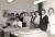1957년 코쿰스 조선소에서 유일한 동양인 설계 엔지니어로 일하던 신동식 회장이 견학을 온 스웨덴 여고생들과 기념사진을 찍었다. [사진 신동식]