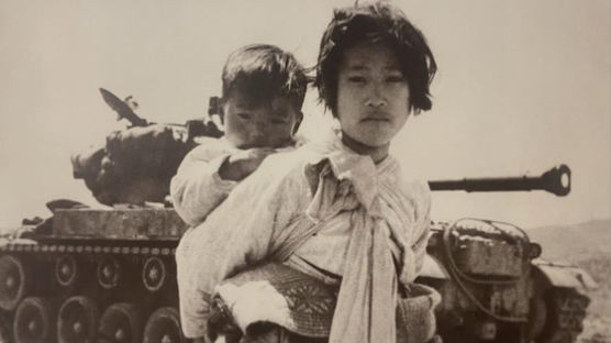 [Attention!] 지뢰 묻힌 DMZ, 전쟁터의 눈먼 소녀…렌즈에 담은 6·25 비극