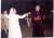 1994년 5월 수도원을 방문한 김수환 추기경(오른쪽)과 함께 춤을 추는 이해인 수녀. [중앙포토]