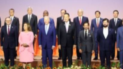 윤 “APEC 성과 거두길” 시진핑 “한·중 협력 희망” 3분 담소