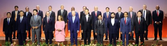 윤 “APEC 성과 거두길” 시진핑 “한·중 협력 희망” 3분 담소