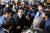 한동훈 법무부 장관이 24일 울산 HD현대중공업에서 외국인 노동자들과 대화하고 있다. [연합뉴스]