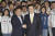 지난달 24일 국민당 총통 후보 허우유이(왼쪽)가 부총통 후보 자오샤오캉과 악수하고 있다. [AP=연합뉴스]