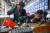 지난 11월 중국 베이징의 한 보석상에서 보석을 세공 중인 장인들. [EPA=연합뉴스]