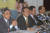 1998년 9월08일 당시 손병두(왼쪽에서 두번째) 전경련 부회장이 과잉·중복투자 업종에 대한 구조조정안을 발표하고 있다. [중앙포토]