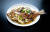 갖가지 양념을 볶아 얹어내는 홍소석반어(紅燒石斑魚). 중국요리 대부분은 식재료를 익혀 만든다.