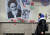1일 이란의 수도 테헤란에서 한 시민이 아야톨라 호메이니 전 최고 지도자의 사진이 붙은 거리를 지나고 있다. 호메이니는 지난 1989년 사망했다. [EPA=연합뉴스]