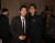 ‘성난 사람들’로 에미상을 받은 배우 스티븐 연(왼쪽)과 이성진 감독. [사진 넷플릭스]