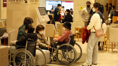 "전공의, 투쟁해도 병원에서…정부, 2000명 숫자 집착 말아야"