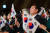 윤석열 대통령이 1일 제105주년 3·1절 기념식에서 태극기를 흔들고 있다. [뉴스1]